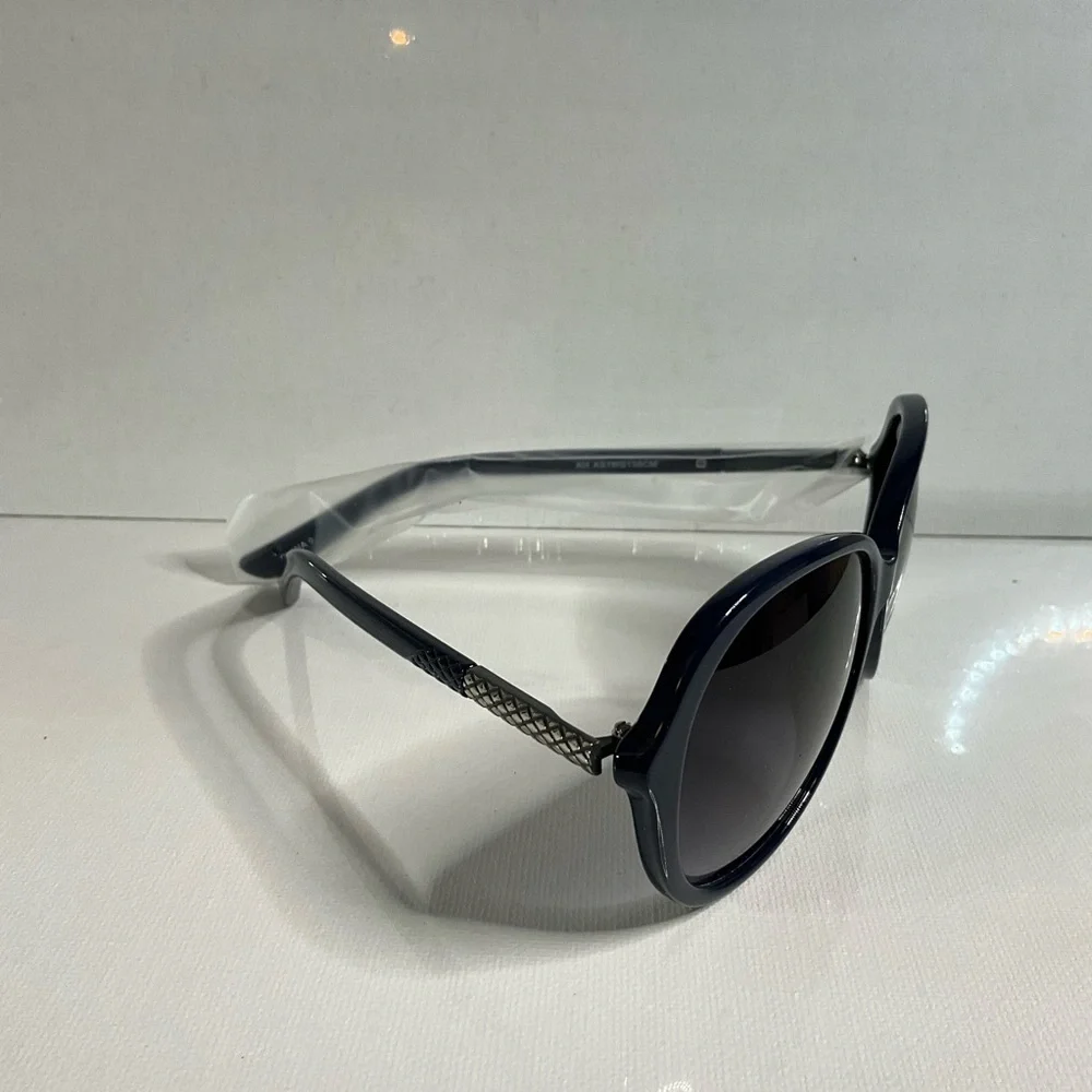 Elegant Black Oversized Sunglasses